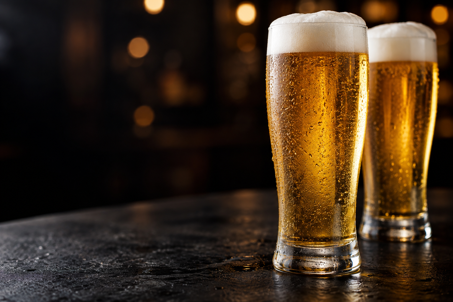 Zwei frisch gezapfte Biere – atmosphärisches Motiv